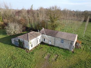 Maison charentaise à rénover avec dépendances et grand terrain