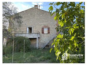 Maison de village avec un grand garage et jardin