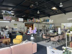 Location local d'activités MAUGUIO 840 m²