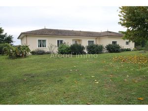 Belle maison moderne de plain-pied  trois chambres  3 garage