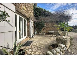 Belle maison en pierres dans hameau