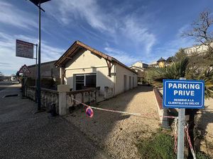 Restaurant + Maisonnette à rénover avec grand terrain Montaigu-de-Quercy