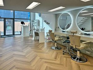 Zeer ruime en lichtrijke handelsgelijkvloers in Deurne!