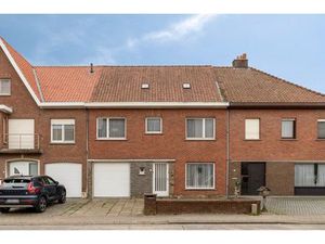 Te renoveren woning met 4 slaapkamers en garage!