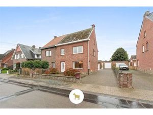 Te renoveren HALFOPEN WONING met 3 SLAAPKAMERS en GARAGE op een ruim PERCEEL GROND van 843