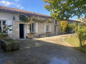 Location Maison 5 pièces 109m² GENSAC LA PALLUE 16130