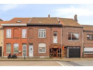 Te renoveren rijwoning met achterliggend groot magazijn!