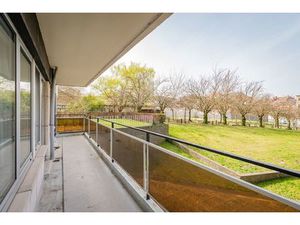 Lichtrijk gelijkvloersappartement met ruim terras in Evere