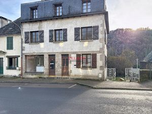 Maison de bourg avec local commercial  grange et jardinet