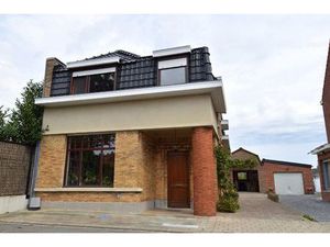 Charmante alleenstaande woning met 3 slaapkamers  tuin en garage in een rustige straat te 