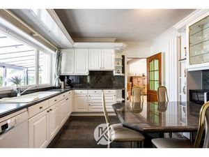 Robuuste  tijdloze villa met veel potentieel