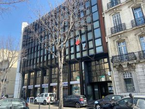 Location Local Professionnel 843m²