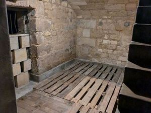 Cave spacieuse quinconces + prise électrique