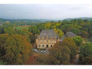Joli château 19e à vendre en Dordogne.