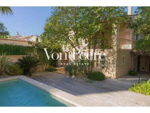 Ensemble Immobilier Avec Jardin Au Coeur De St Remy