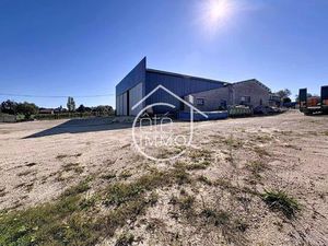 À 5 min de Port-Sainte-Foy : vaste entrepôt avec hangars et bureaux