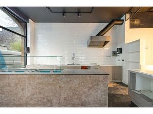 Handelsgelijkvloers te huur op uitstekende hoeklocatie