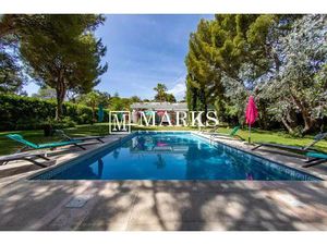 Villa moderniste des années 1970 avec terrain plat et grande intimité