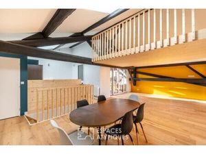 Maison rénovée avec terrasse et stationnements