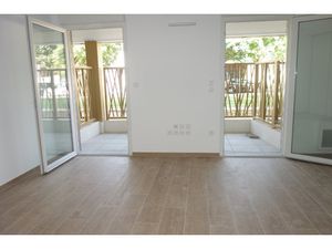 T1 récent au pied du tramway