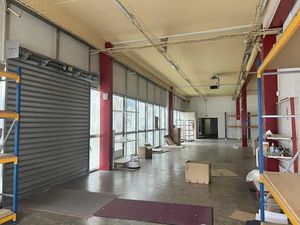 Locaux d'activités/stockage et bureaux à louer - 710 m² divisibles - Paris Nord 2 Roissy C
