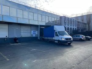 Saint-Denis Pleyel - A partir de 1 518 m² d'activité à quai  en location bail commercial -