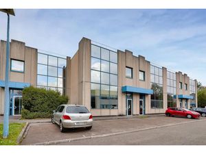 Locaux d'activité à louer à LA VERRIERE 78320