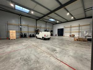 Locaux d'activité 1067 m² non divisibles à louer - Performance logistique et position stra