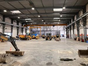 Bâtiment indépendant 3825 m² avec aire de stockage extérieure/voiries de 7500 m² - Paris N