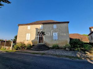 Corps de ferme en pierre en centre bourg au Nord du Lot