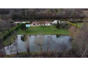 Belle propriété de plain-pied avec étang et piscine  à 5 minutes de Figeac