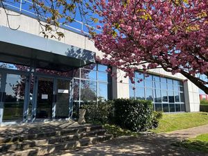 RARE! A LOUER SURFACES MIXTES