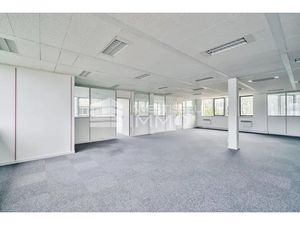 Bureaux de 414m² à louer à Saint-Thibault-des-Vignes