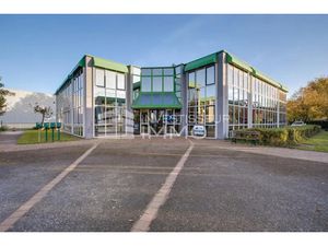 Bureaux disponible à la location de 186m² à Saint-Thibault-des-Vignes