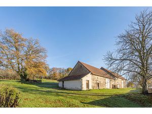 Lapeyrouse : 153 m² rénovés + 230 m² dépendances sur 20 ha avec puits