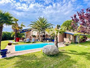 Villa d'architecte d'environ 196 m2