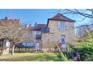 PLAZAC: Maison 5 pièces  162 m2. 2-3 Chambres .Un studio T2 indépendant. Garage. Terrain: 