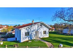 Maison avec quatre chambres  sous-sol complet  jardin et dépendances