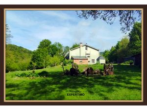 Grande maison atypique avec 5772 m² de terrain attenant