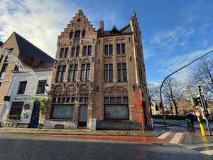 Handelszaak met bovenliggende woonst