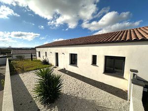 Belle Villa 138 m² habitables type 5 de plain pied avec joli jardin et de bonnes prestatio