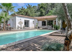 Villa T6 de 151 m² de plain pied sur 1000m² de terrain arboré avec une grande piscine à GE