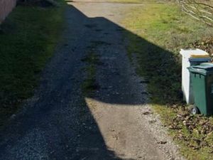 Maisonnette avec hangard