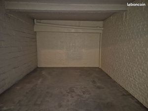 Particulier loue garage / box pour voiture et / ou motos uniquement avec lumière et prise 