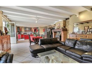 Maison de caractère en pierres de 258 m2 + dépendances 100 m2