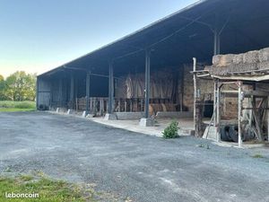 Location  emplacement de hangar  uniquement pour camping-car ou caravane