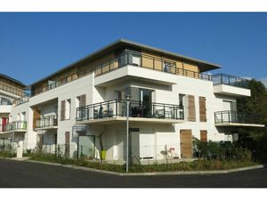 Appartement T2 de 40 m² habitables avec terrasse en RDC à DOMONT - une place de parking  r