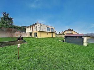 Maison de ville  de plain pied avec appartement en sous-sol proche commerces