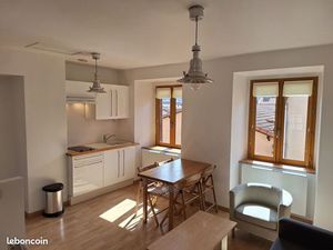 Loue F2 meublé de 38 m2 dans immeuble classé  dans le centre historique de Montferrand