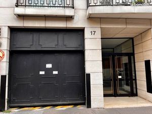 Grand parking sécurisé quartier Commerce